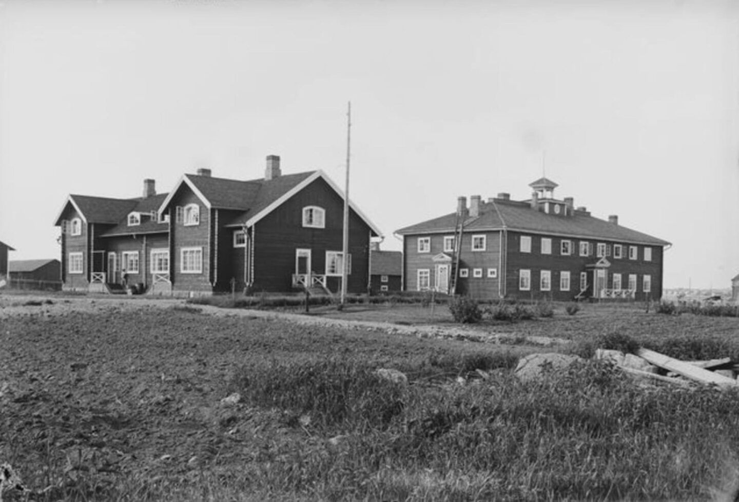 Reposaaren höyrysahan konttori sekä siihen liittyvä asuinrakennus vuodelta 1922.
